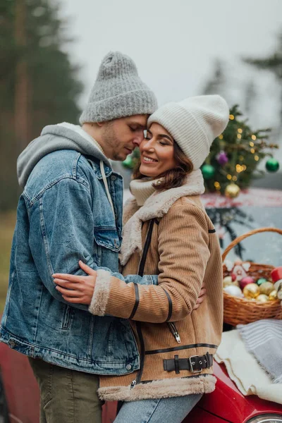 Winter Liebesgeschichte Von Jungem Paar Mann Und Frau Weihnachtsbaum Freien — Stockfoto