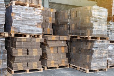 Karton kutular ambarındaki ahşap palet üzerindeki üretim hattında kullanılmasına hazırlanmak