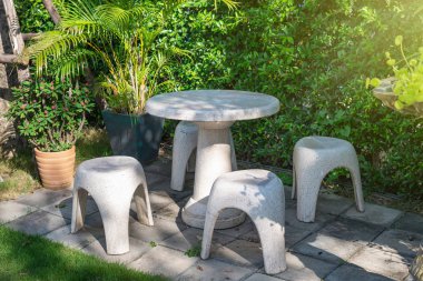 Beyaz mermer masa içinde belgili tanımlık bahçe ayarla