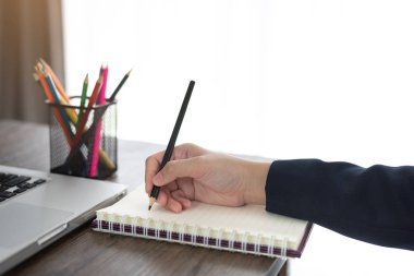 İş kadını yazma eller veya ofis, çalışma masası ve dizüstü bilgisayar, iş kavramı kitapta Not almak