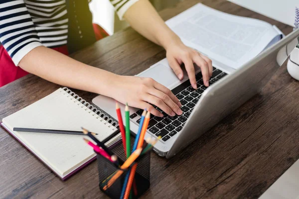 Laptop klavye office, notebook klavye, iş kavramı yazarak eller iş kadın