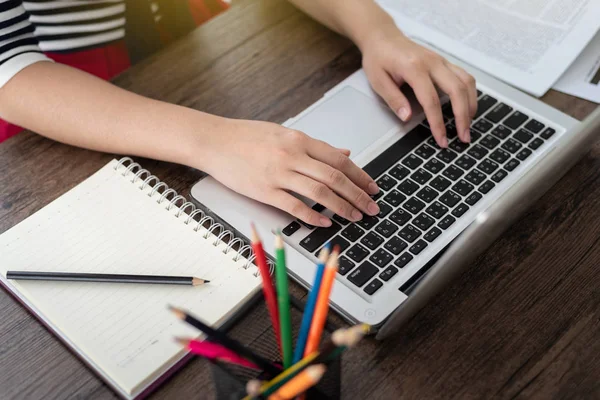 Laptop klavye office, notebook klavye, iş kavramı yazarak eller iş kadın