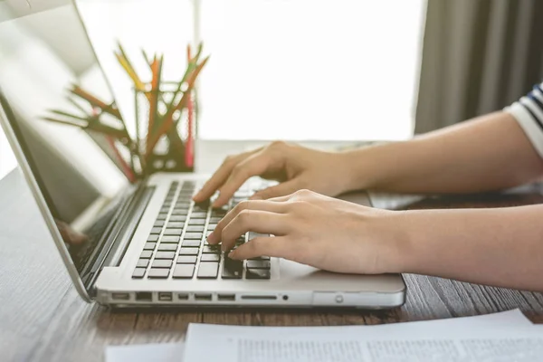 Laptop klavye office, notebook klavye, iş kavramı yazarak eller iş kadın