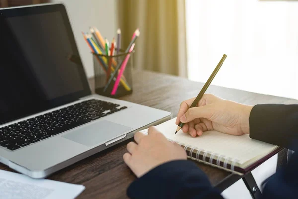 İş kadını yazma eller veya ofis, çalışma masası ve dizüstü bilgisayar, iş kavramı kitapta Not almak