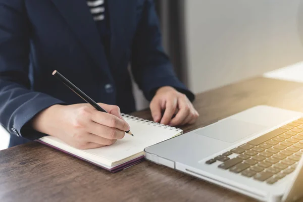 İş kadını yazma eller veya ofis, çalışma masası ve dizüstü bilgisayar, iş kavramı kitapta Not almak