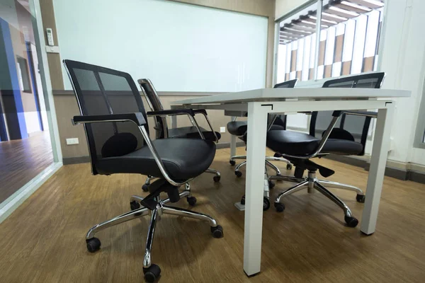 Toplantı tablo ve siyah bekleme salonunda toplantı salonu, konferans salonu