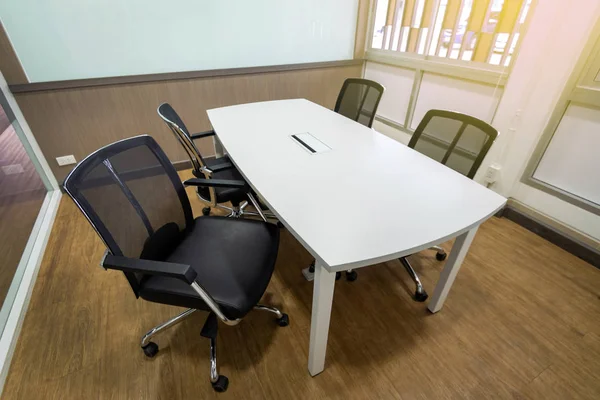 Toplantı tablo ve siyah bekleme salonunda toplantı salonu, konferans salonu