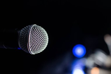 Sahne alanı üzerindeki mikrofon