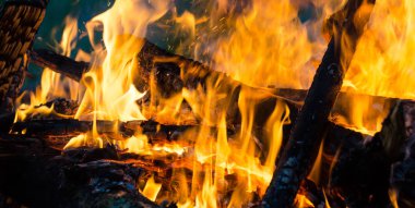 Yaz Barbekü, yanan odun.