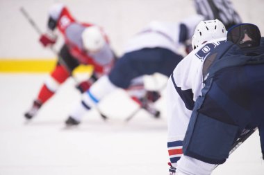 Hokey oyuncusu puck için oynamak bekliyor.