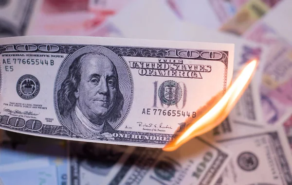 Yanan yüz Doları