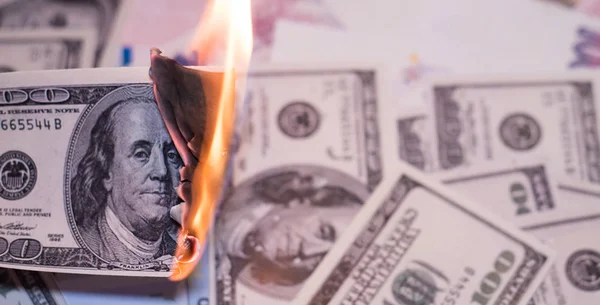 Yanan yüz Doları