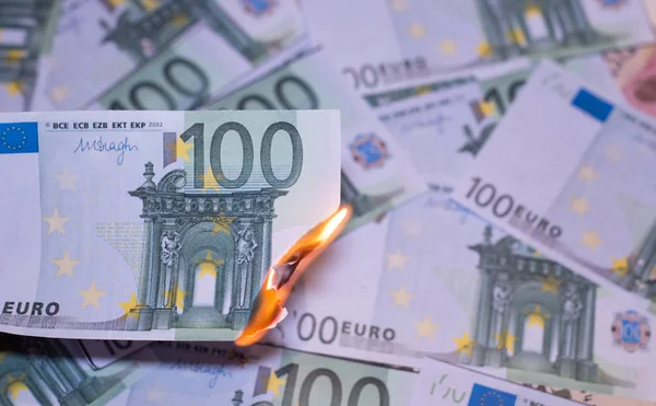Сто Евро Европейской Валюте Горят — стоковое фото