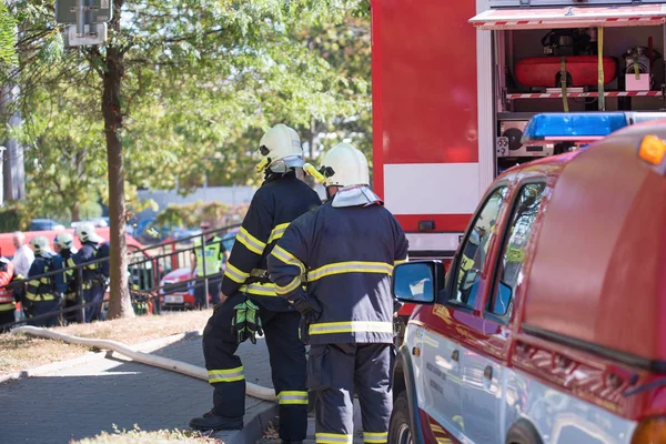 Feuerwehrleute Die Bei Einer Schlimmen Katastrophe Oder Einem Brand Eingreifen — Stockfoto