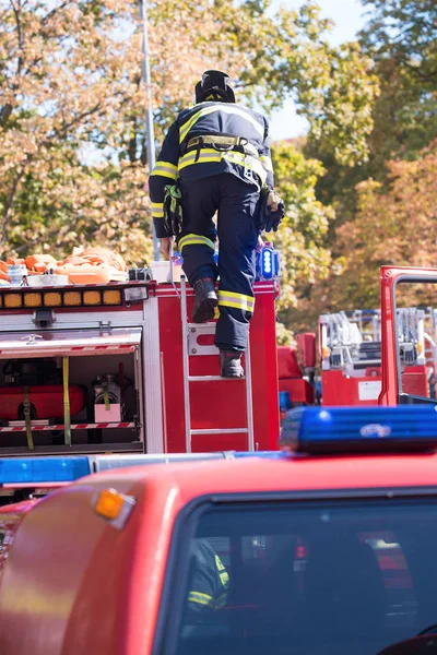 Les pompiers interviennent dans une catastrophe — Photo