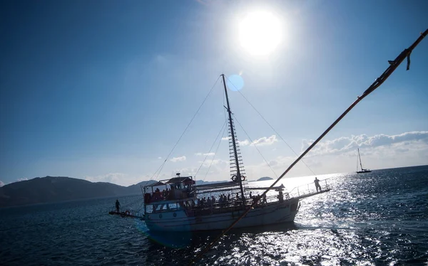 Barco Navegando Mar Día Soleado —  Fotos de Stock