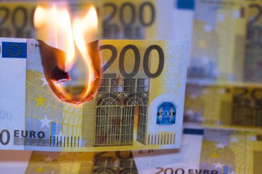 İki yüz euro fatura Europe para birimiyle yanıyor.