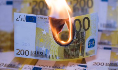 İki yüz euro fatura Europe para birimiyle yanıyor.