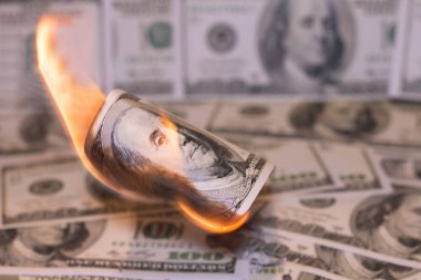 Hunred dolar Amerikan bize para birimiyle yanıyor
