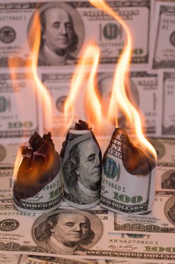 Hunred dolar Amerikan bize para birimiyle yanıyor