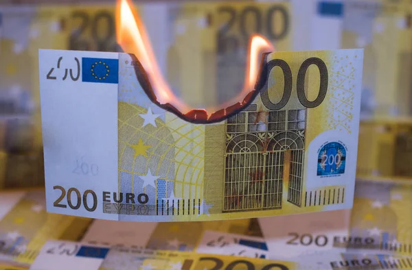 İki yüz euro fatura Europe para birimiyle yanıyor.