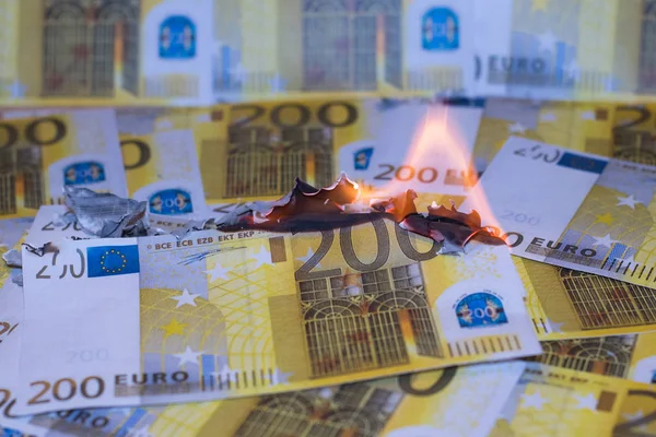 Dvě Stě Eur Účet Měně Pro Evropu Plamenech — Stock fotografie
