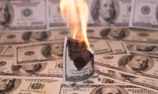 Ein Gejagter Dollarschein Amerikanischer Währung Steht Flammen — Stockfoto