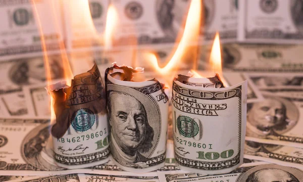 Hunred dolar Amerikan bize para birimiyle yanıyor