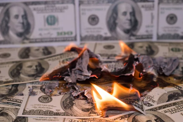 Ein Gejagter Dollarschein Amerikanischer Währung Steht Flammen — Stockfoto