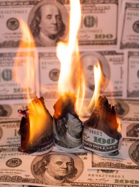 Hunred dolar Amerikan bize para birimiyle yanıyor
