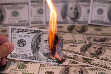 Hunred dolar Amerikan bize para birimiyle yanıyor