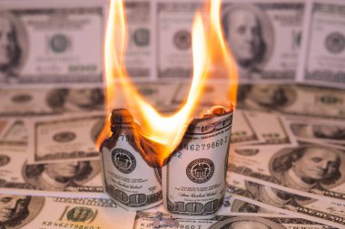 Hunred dolar Amerikan bize para birimiyle yanıyor