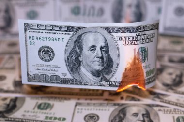 Hunred dolar Amerikan bize para birimiyle yanıyor