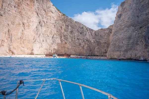 Schiff Fährt Die Bucht Navagio Auf Der Insel Zakynthos — Stockfoto