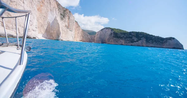 Navegación Bahía Navagio Isla Zakynthos —  Fotos de Stock