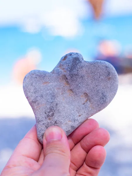 Pedra em forma de coração na praia. — Fotografia de Stock