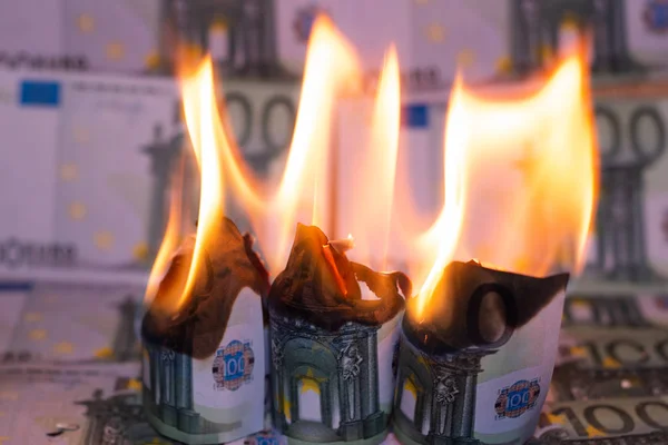 Hořící sto EUR — Stock fotografie