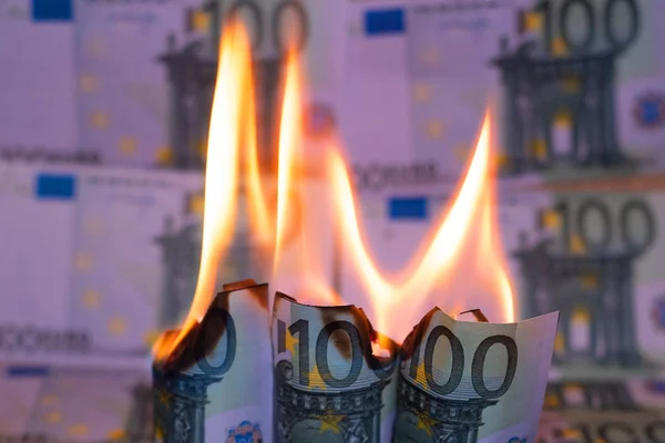 Hundert Euro verbrannt — Stockfoto