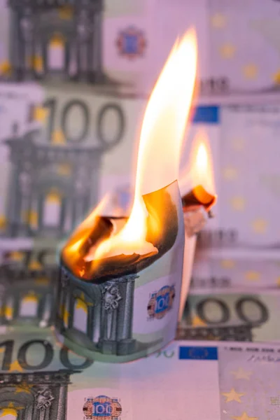 Bruciare cento euro — Foto Stock