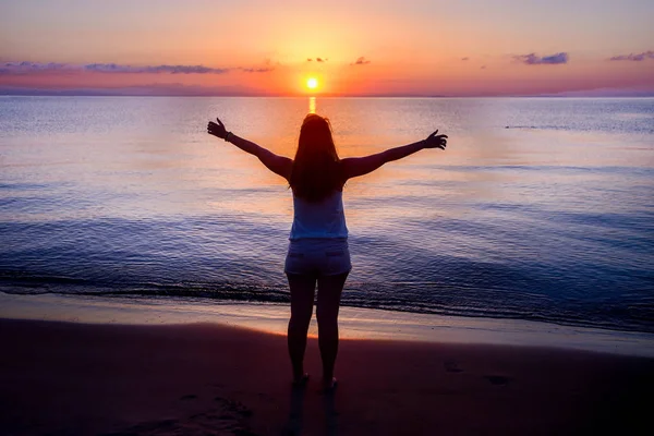 Mujer Tomando Sol Playa Junto Mar — Foto de Stock