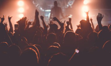 İzleyici olarak rock konseri