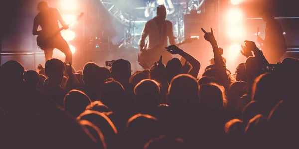 Publikum bei Rockkonzert — Stockfoto