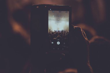 Konserde izleyiciler ve telefonda kayıt..