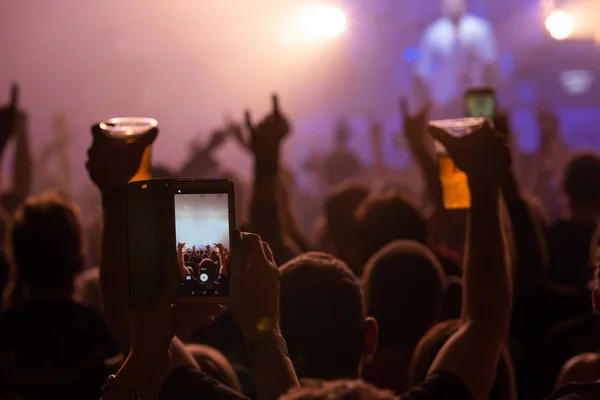 Publiczność Koncercie Nagranie Przez Telefon — Zdjęcie stockowe