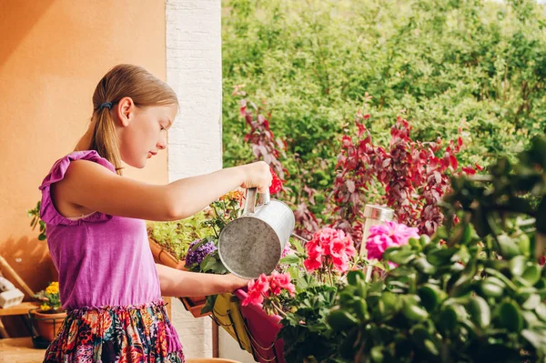 Adorável Menina Regando Plantas Varanda Dia Ensolarado Agradável — Fotografia de Stock