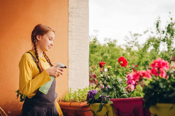 Adorabile Bambina Annaffiare Piante Sul Balcone Una Bella Giornata Sole — Foto Stock