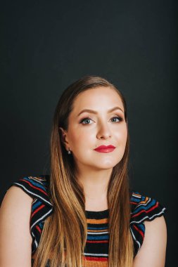 Genç güzel kadın studio vurdu, parlak yapmak güzel kızla