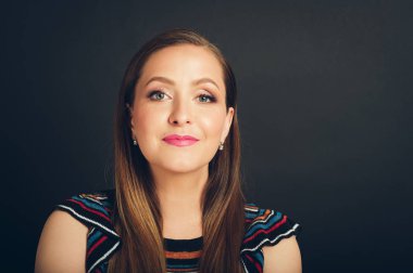 Genç güzel kadın studio vurdu, parlak yapmak güzel kızla