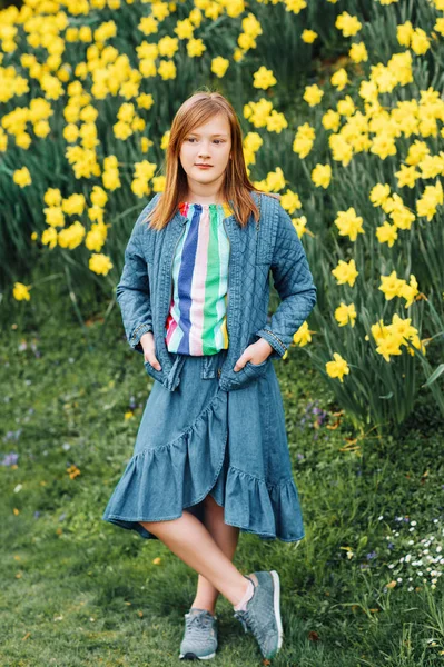 Utomhus Våren Porträtt Unga Preteen Kid Flicka Klädd Denim Jacka — Stockfoto