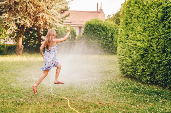 Bahçe Yağmurlama Ile Oynayan Çocuk Üstünden Atlayarak — Stok fotoğraf
